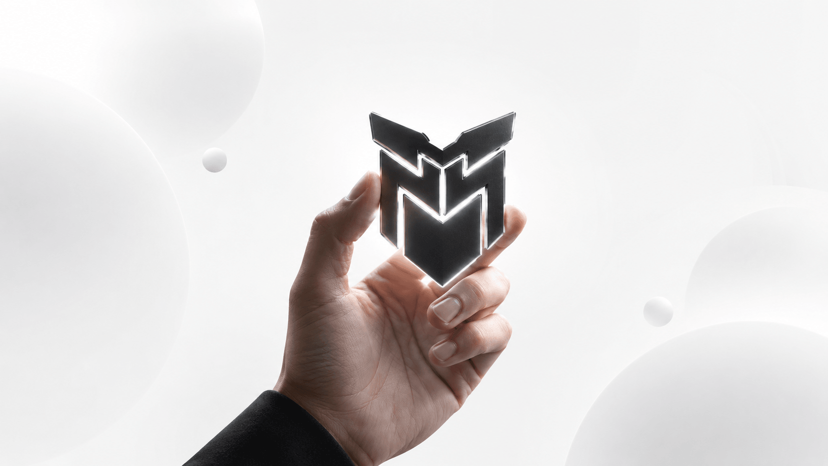 Tangan memegang logo Robotika UNY
